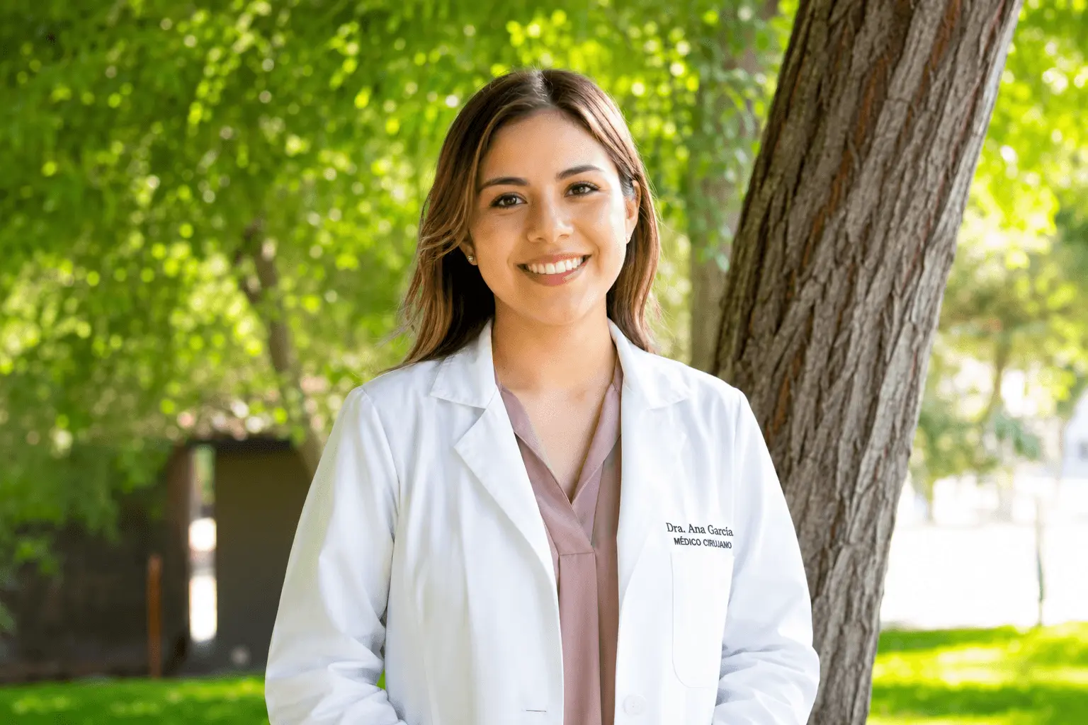 Profesional de la salud sonriendo en entorno clínico